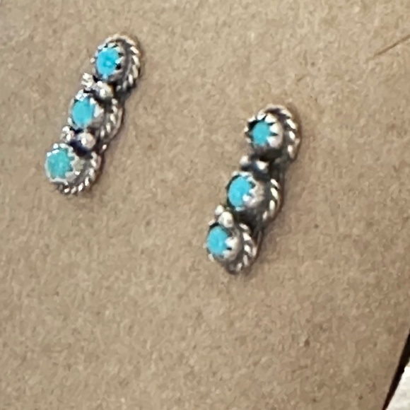 925 - Navajo crafted Sleeping Beauty Blue Turquoise. 3 round stones each earring - Picture 10 of 12